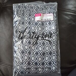 Thirty-One Avenue Scarf‎ Navy Perfect Pendant Retired New